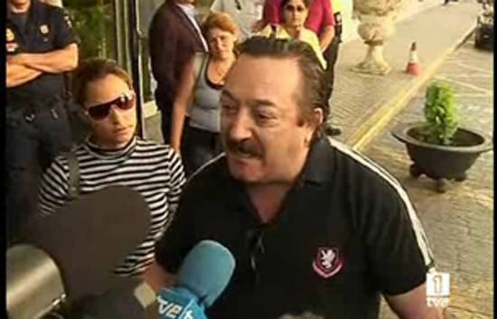 Un familiar de tres fallecidos en el accidente de Barajas pide que no les "engañen y que nos traigan a los nuestros". Quiere que le den "soluciones" y no "polítcos".