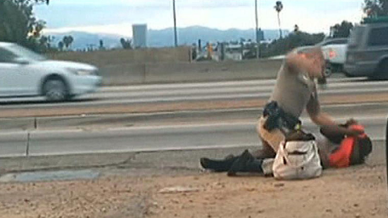 La Policía de California investiga una agresión a una mujer por parte de un agente | Ver