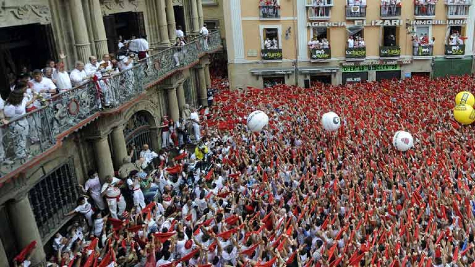 Un chupinazo multitudinario inaugura los sanfermines 2014