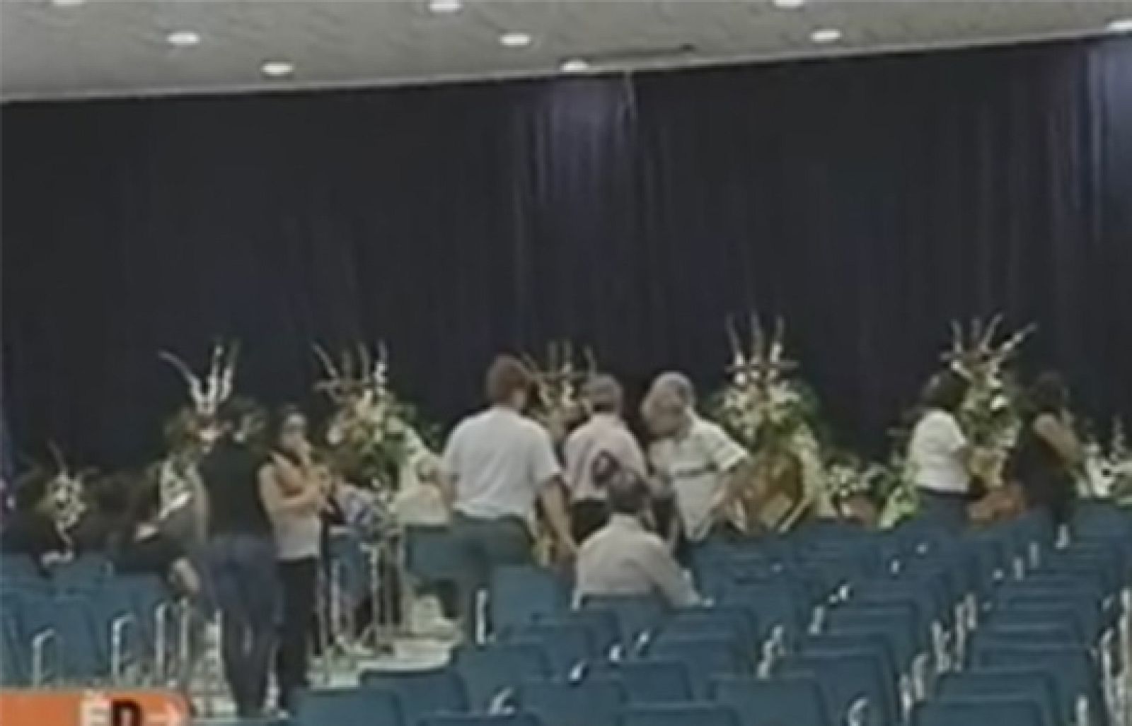 El Viso del Marqués ha dicho adiós al matrimonio y sus dos hijos que perecieron en el accidente aéreo de Barajas. Familiares y vecinos han asistido al funeral de esta familia que, aunque residía en Madrid, tenía una gran vinculación con el pueblo.