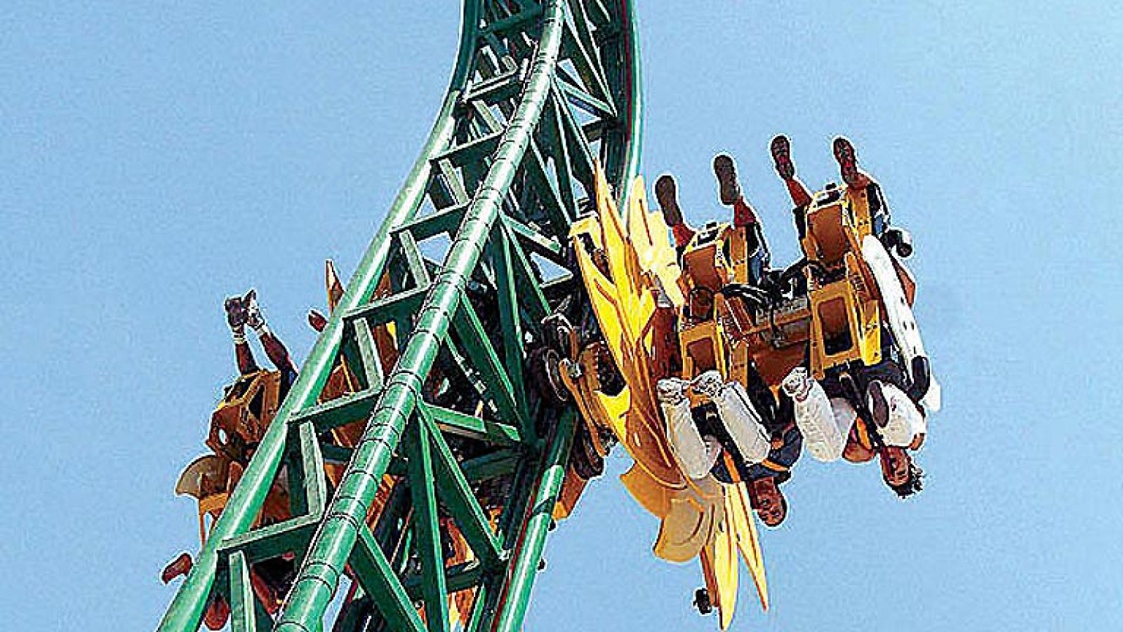 Fallece un joven de 18 años al caer desde una atracción en Terra Mítica (Benidorm) - Informativo 24h | Ver