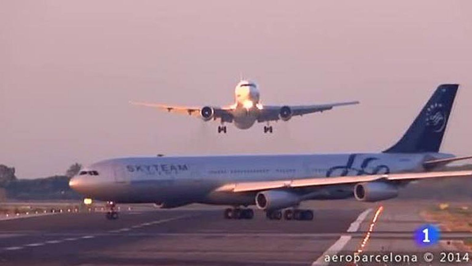 Un videoaficionado capta a un avión abortando un aterrizaje en Barcelona | Ver