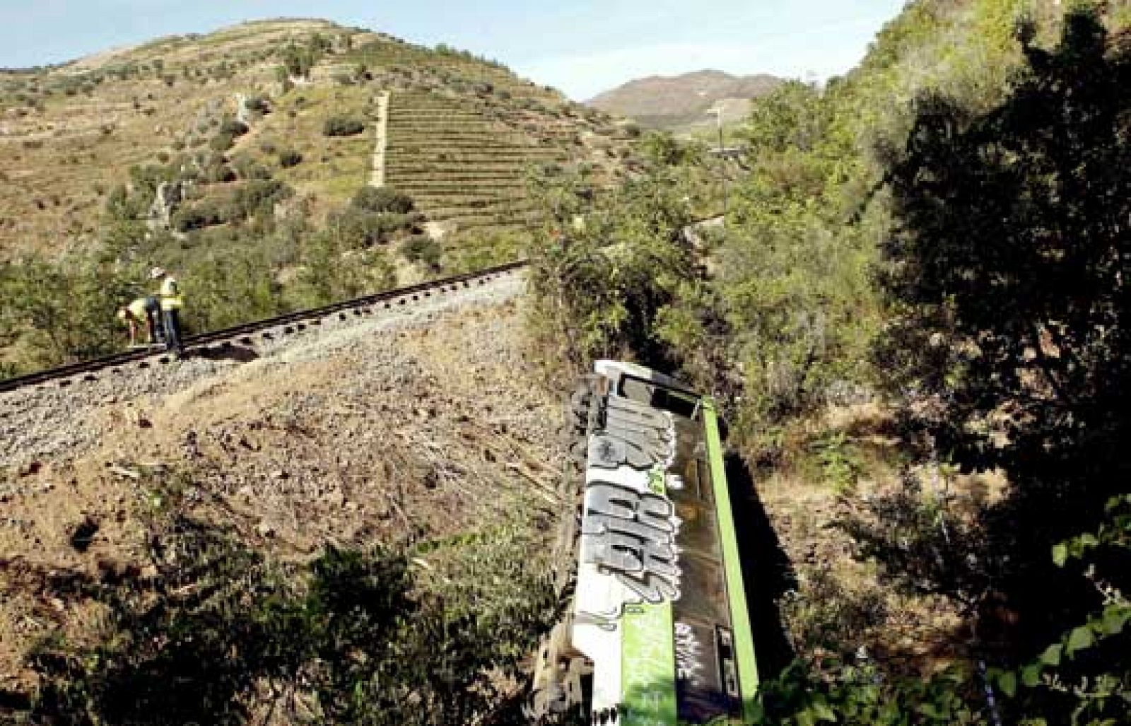 Un tren ligero descarrila en el norte de Portugal | Ver
