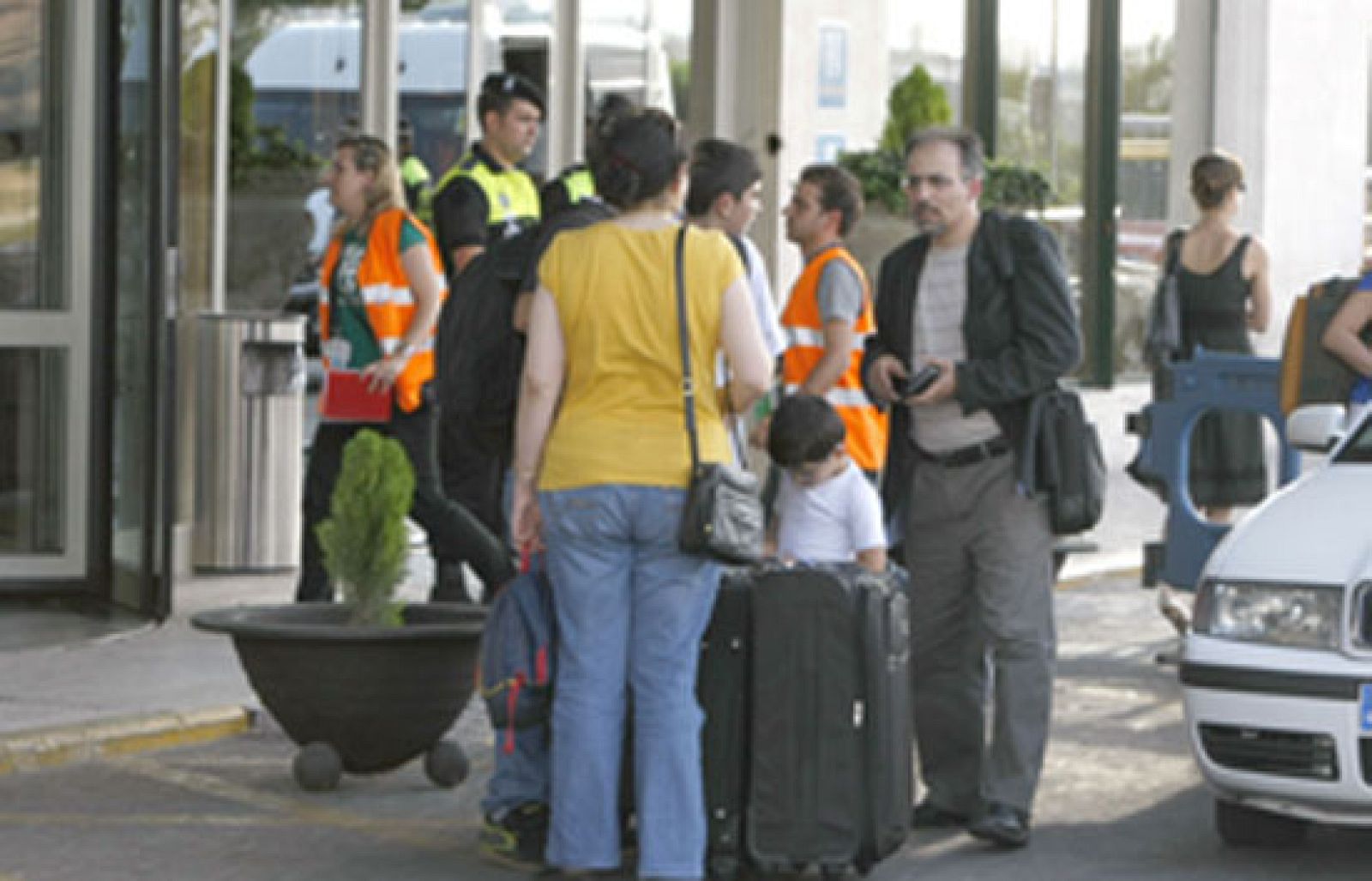 Los familiares de las víctimas del accidente de Barajas se reúnen con directivos de Spanair | Ver
