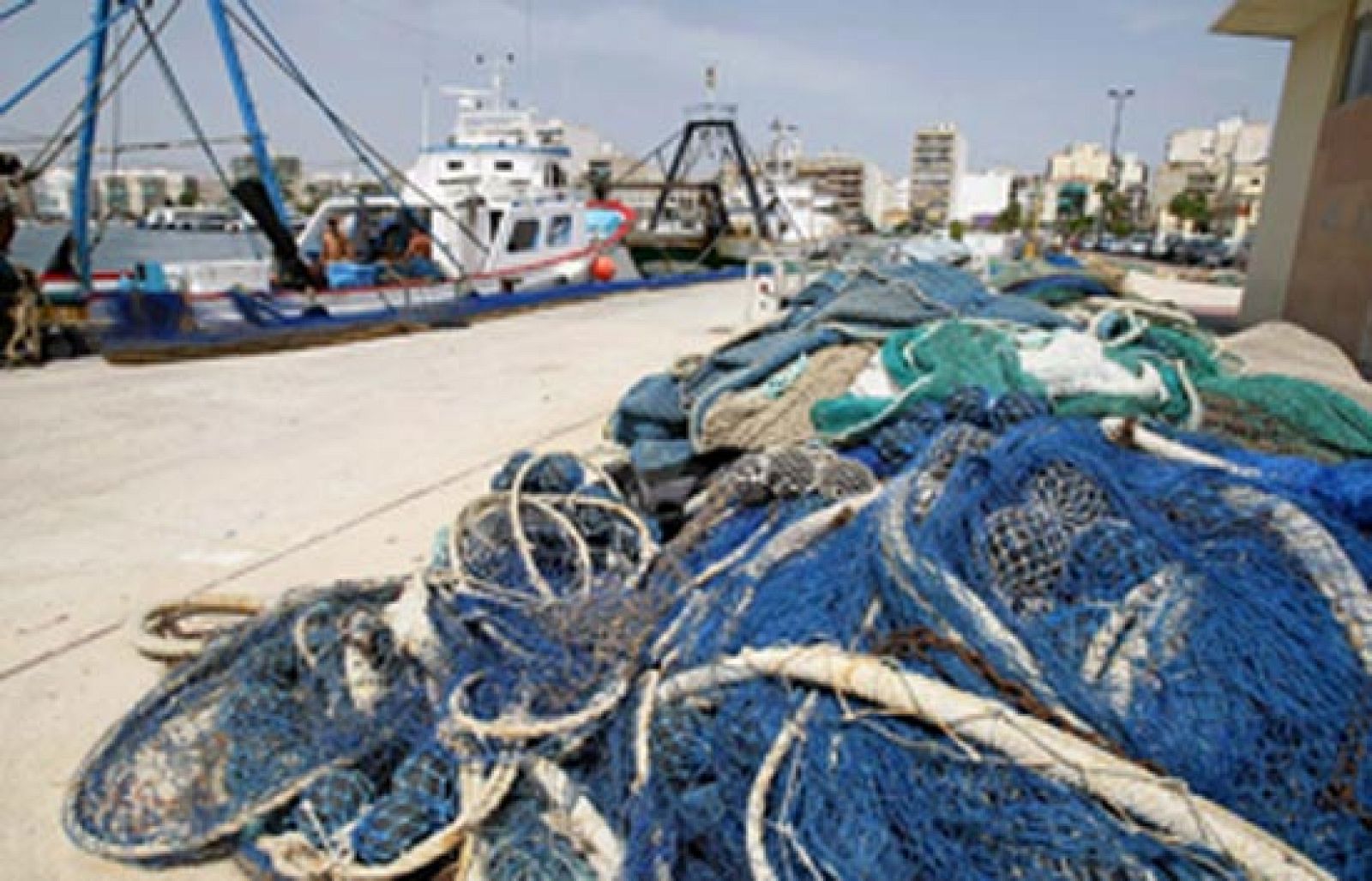 Los inmigrantes rescatados en aguas internacionales han desembarcado en Trípoli | Ver