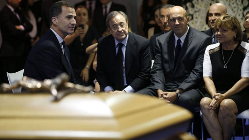 El rey destaca la figura de Di Stéfano, "un grande entre los grandes"