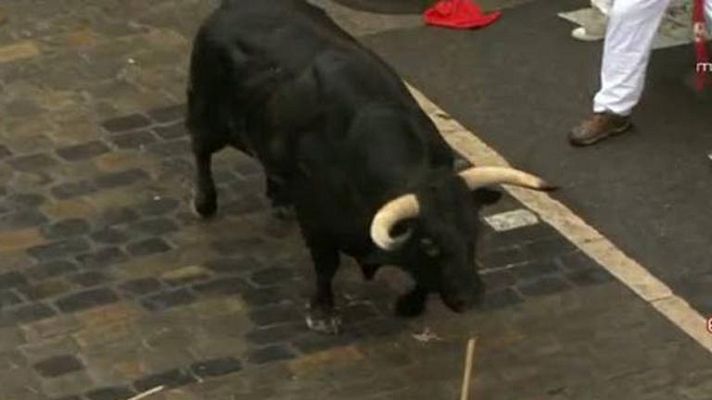 San Fermín - Un toro rezagado crea momentos de peligro