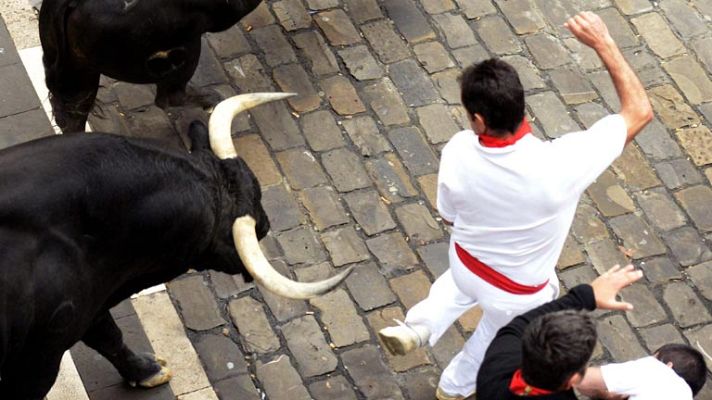 San Fermín - Un morlaco demuestra su velocidad