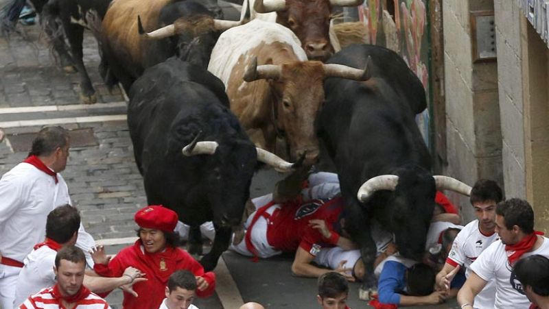 Los toros saltan veloces por encima de los corredores en la Curva de Estafeta