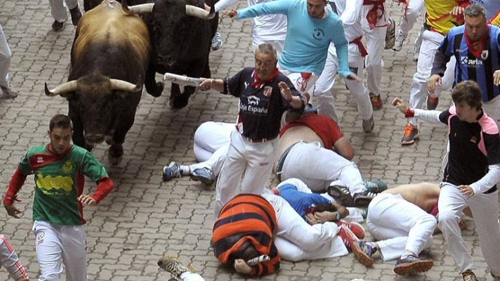 San Fermín - Un grupo de mozos tropieza en cadena antes de entrar a la pl