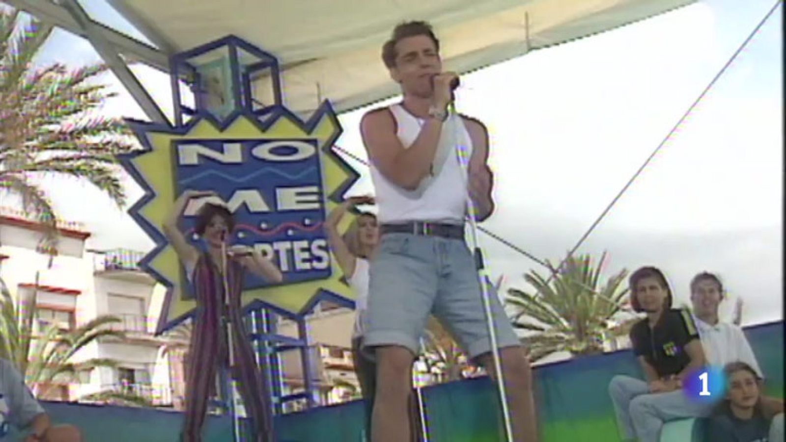 Jesús Vázquez en pantalón corto y camiseta agroman