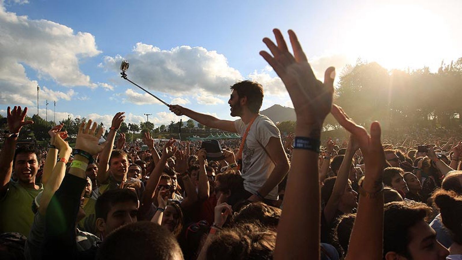 El BBK Live arranca ante miles de festivaleros ávidos de música y diversión | Ver