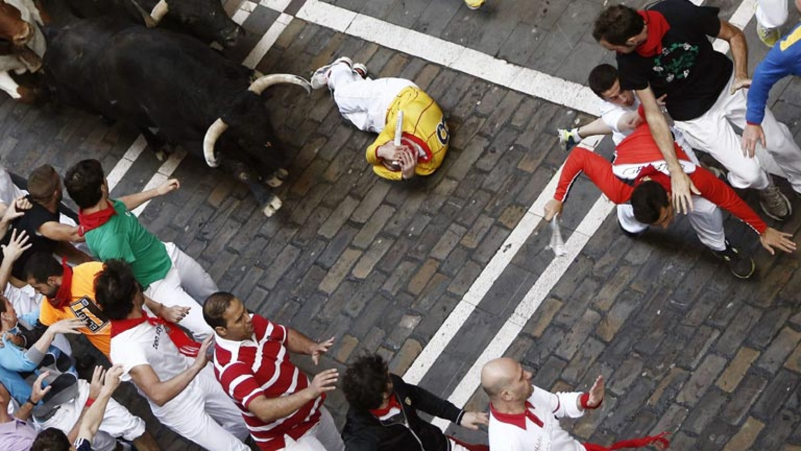 Los mozos caen al paso de los toros | Ver