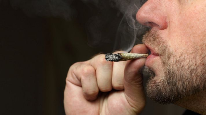 Telediario 1 - Barcelona rivaliza con Amsterdam por el turismo de marihuana, según The New York Times