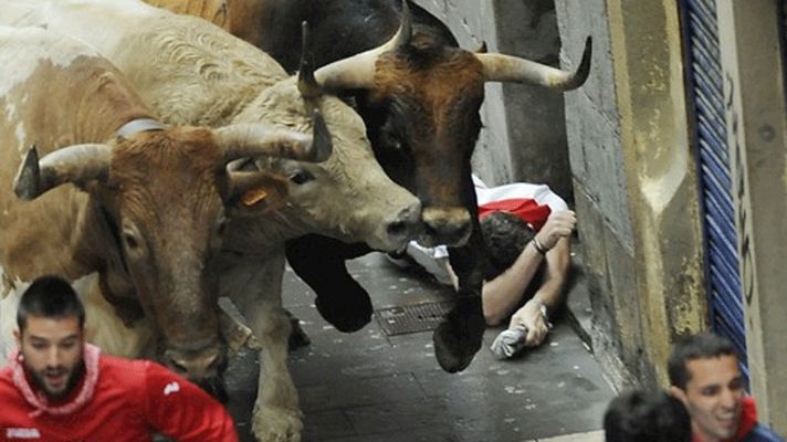 San Fermín - Dos toros se adelantan en Santo Domingo