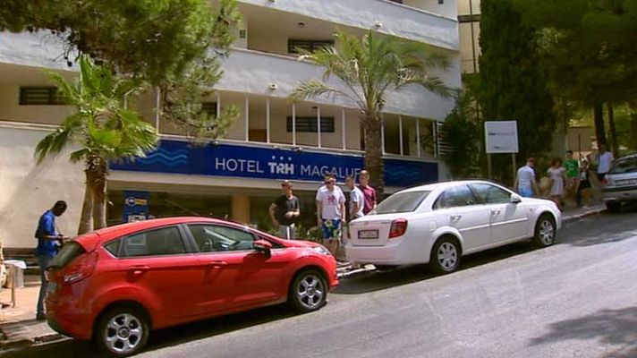 Telediario 1 - Muere un joven en Mallorca practicando 'balconing'