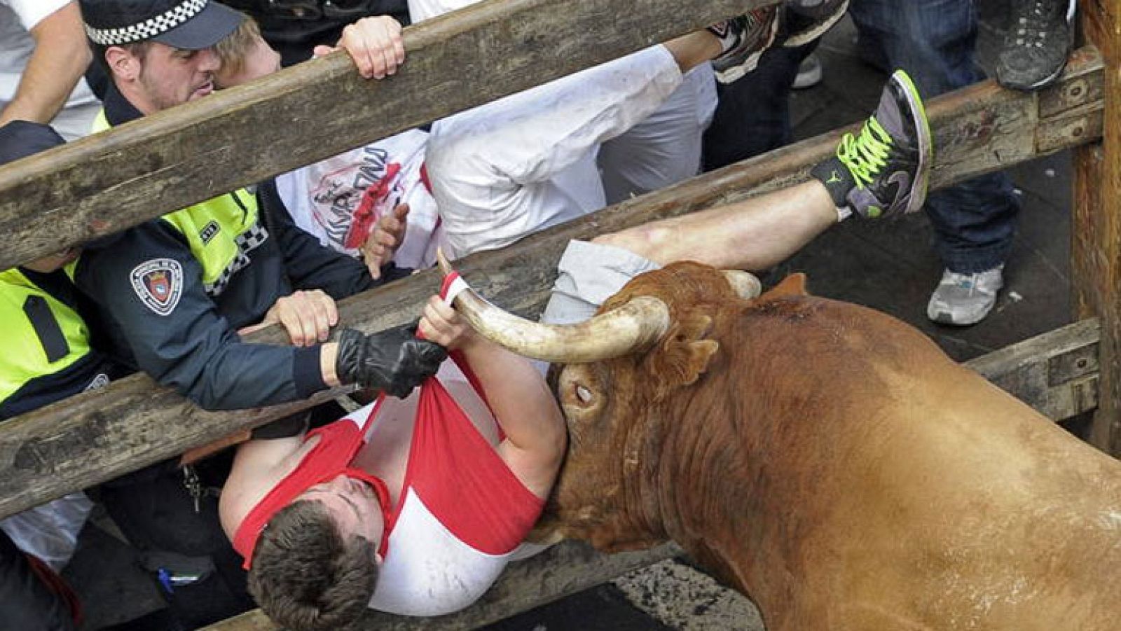 Un Miura se ensaña con un mozo en el último encierro de los Sanfermines