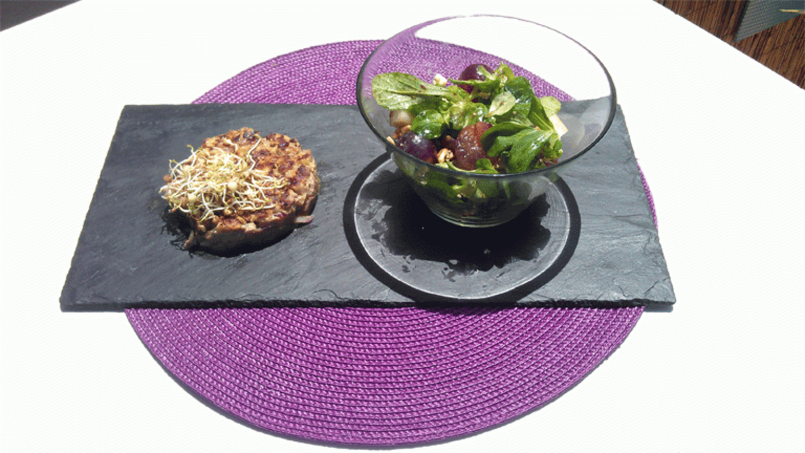 La mañana - Hamburguesa de presa ibérica con ensalada de uvas y queso