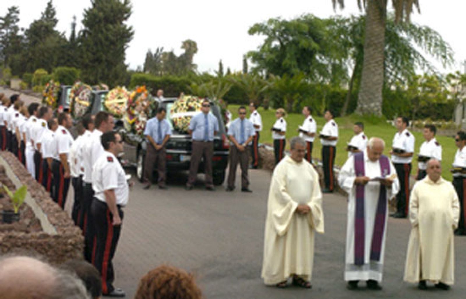 Entierran en Gran Canaria a ocho de los fallecidos en el accidente de Barajas | Ver
