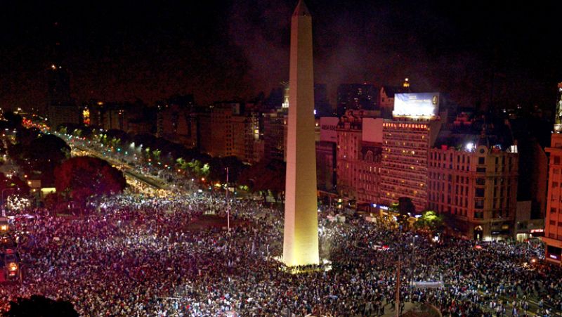 Los aficionados argentinos celebran el subcampeonato conseguido por su selección.