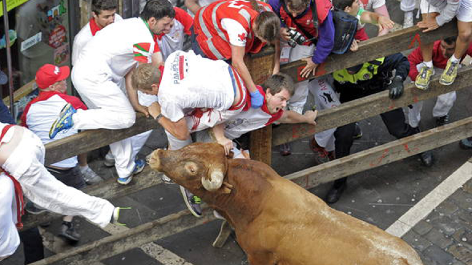 España Directo- Un toro rezagado siembra el pánico en el último encierro de San Fermín