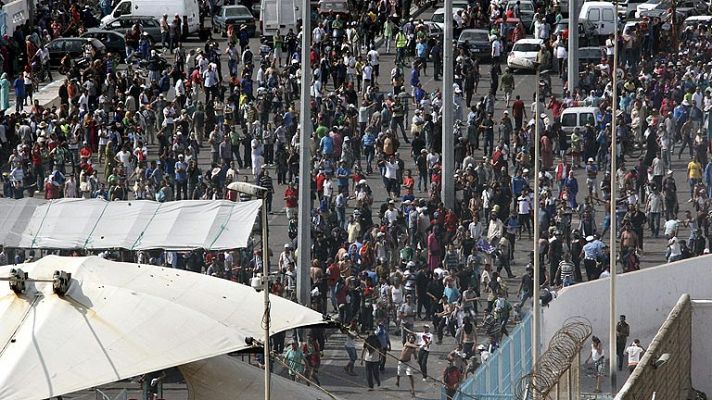 Telediario 1 - Una veintena de policías heridos en la frontera de Ceuta