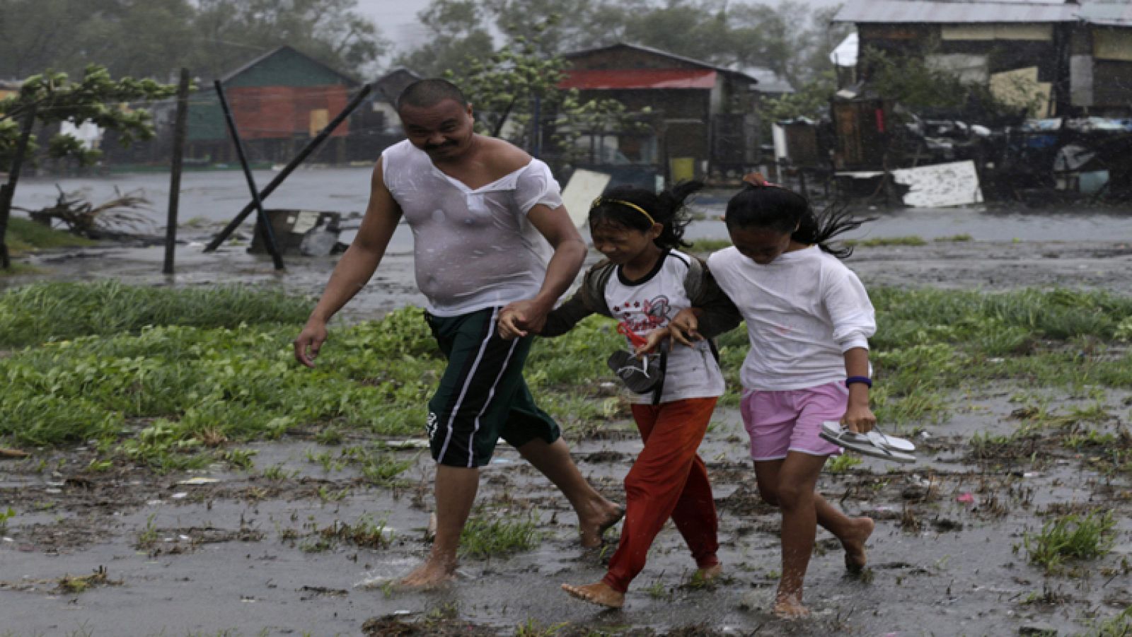 Al menos diez muertos y 450.000 evacuados tras el paso del tifón Rammasun por Filipinas