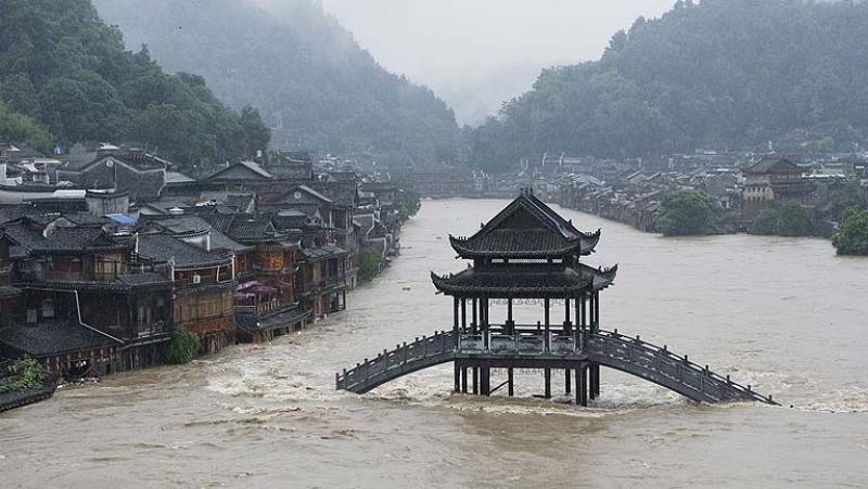 Inundaciones en el sur de China, que espera al tifón Rammasun tras su mortífero paso por Filipinas