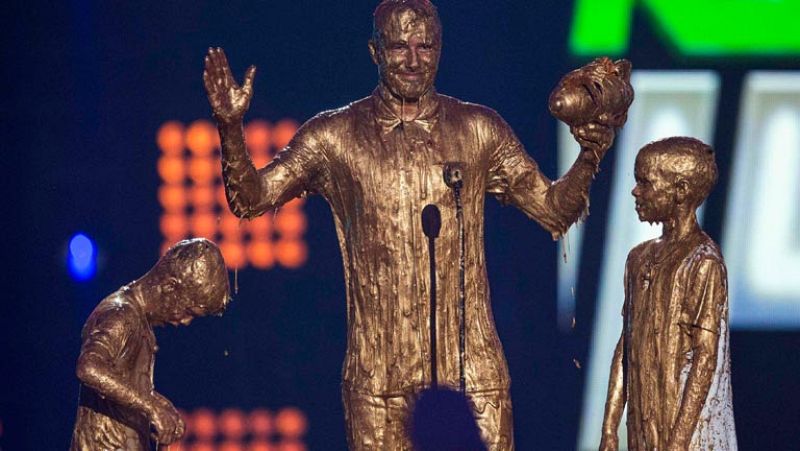 El exfutbolista David Beckham, junto a sus hijos Romeo y Cruz, recibió un baño de oro al ser distinguido con el premio Leyenda del Deporte en la Sports Kids Award.