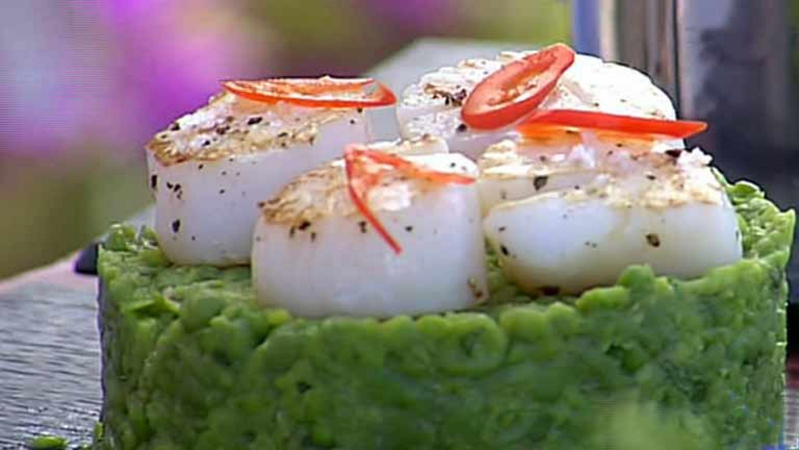 La mañana - Vieiras a la plancha con puré de guisantes con menta y chile
