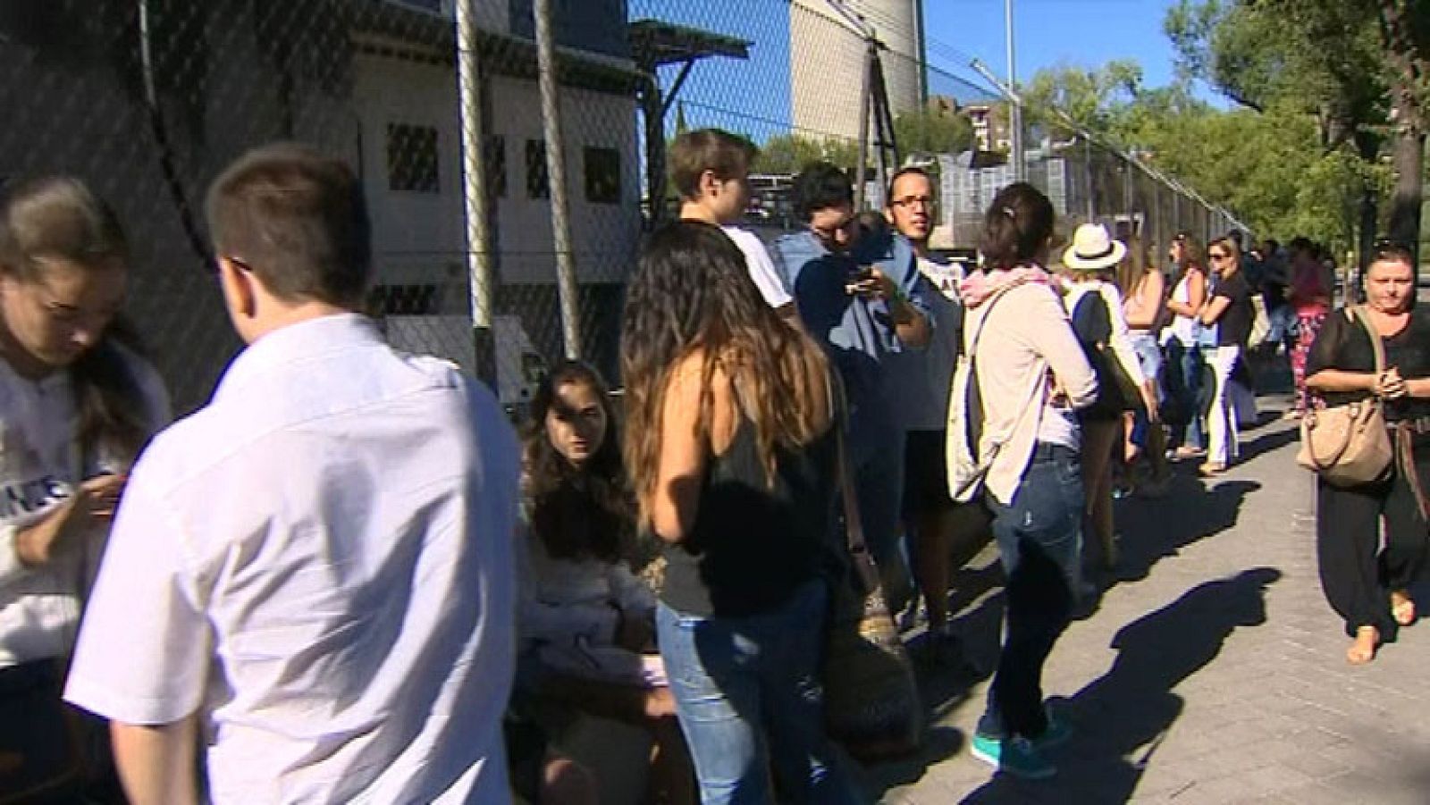 Decenas de personas hacen cola para conseguir entrada para la final de Masterchef