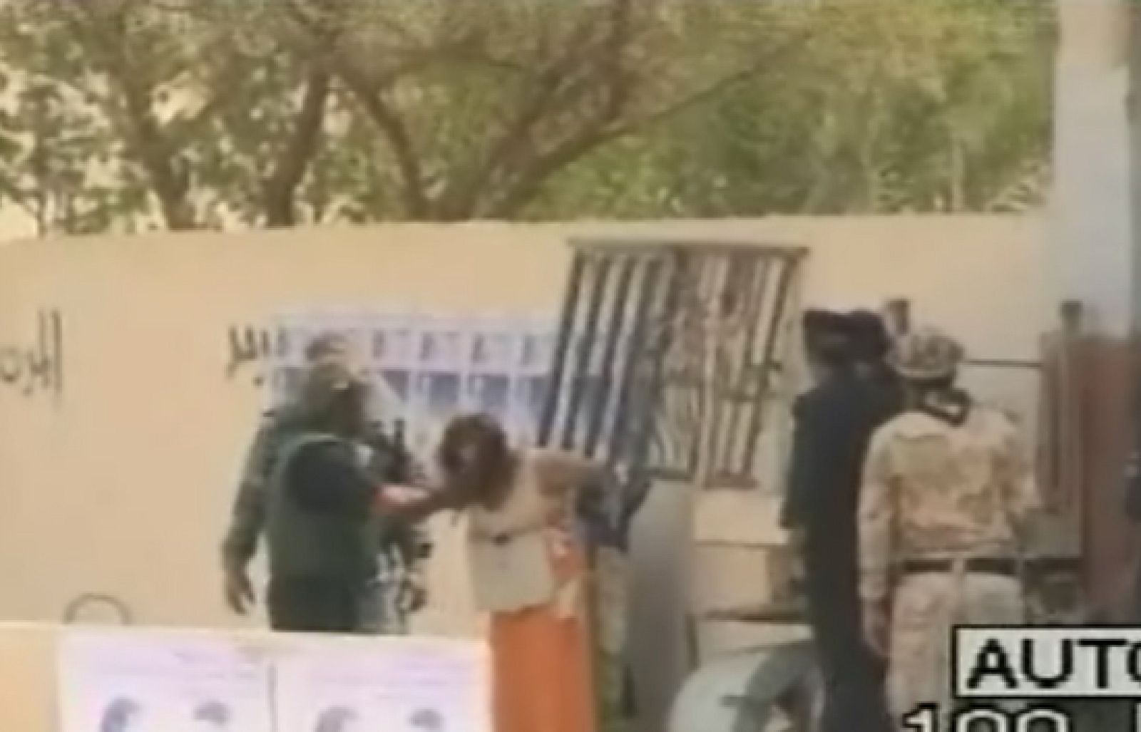 Una niña iraquí cargada de explosivos se entrega a la policía | Ver