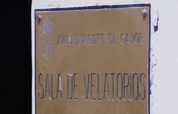  - Legan los féretros