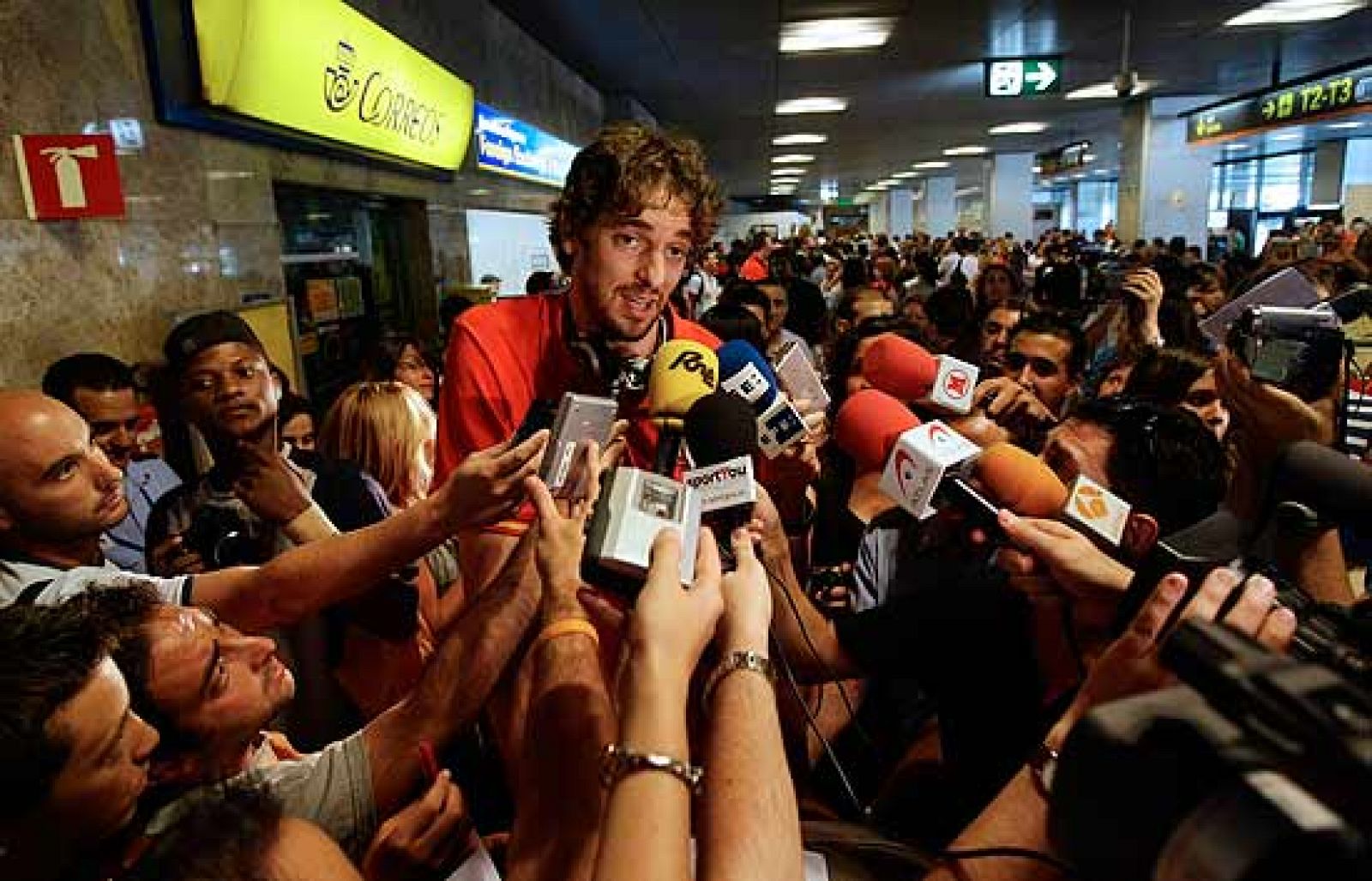 Multitud de aficionados reciben en Barajas a los deportistas procedentes de Pekín. Entre ellos, las chicas de natación sincronizada y los jugadores de baloncesto.