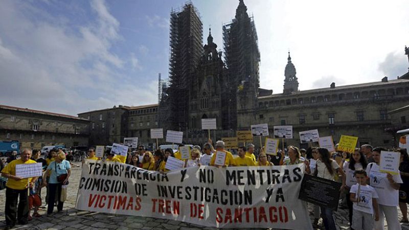 Recuerdo a las víctimas de Santiago, protestas y agradecimiento a Angrois en el primer aniversario