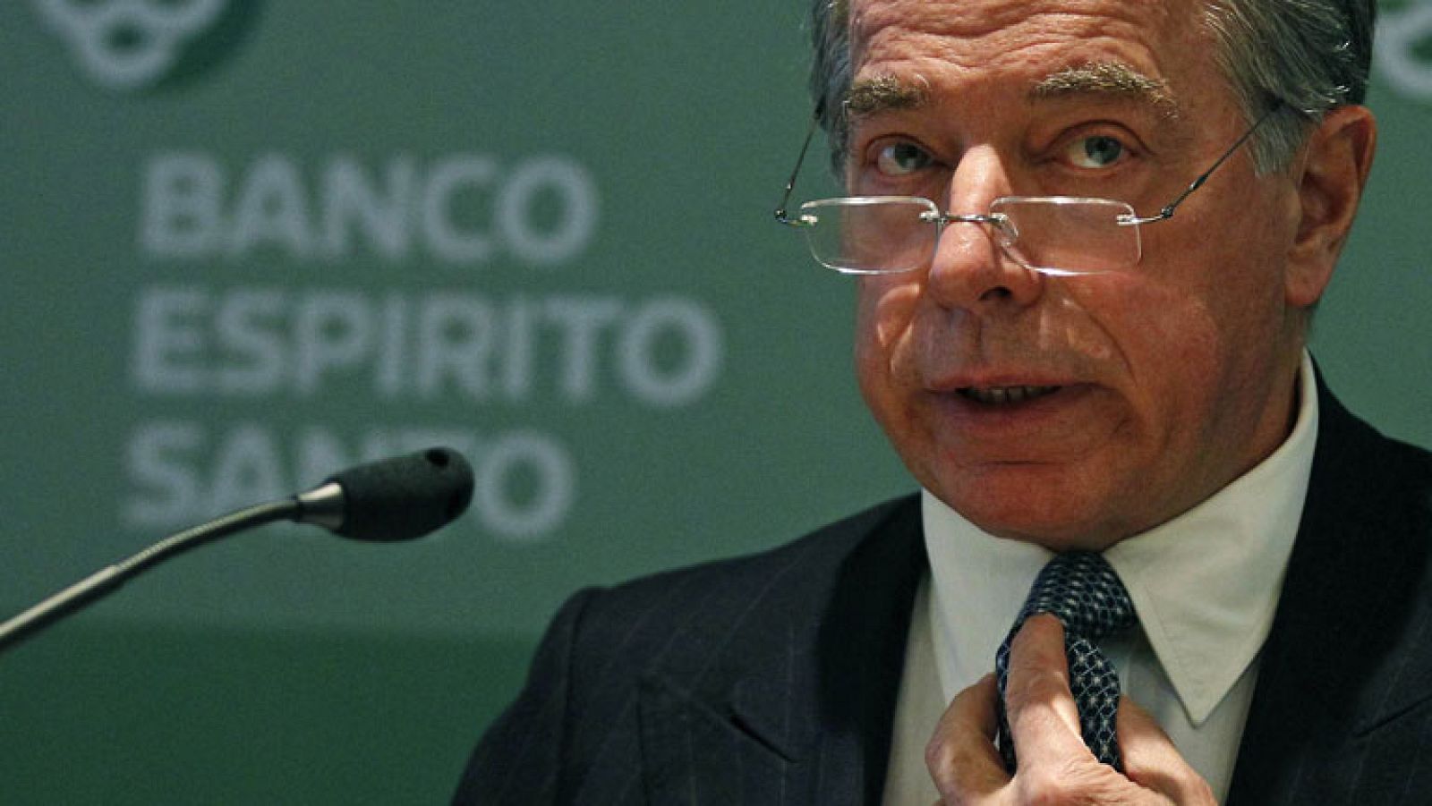 El ex presidente del Banco portugués Espirito Santo ha sido conducido por la Policía ante el juzgado para declarar sobre un caso de blanqueo de capitales