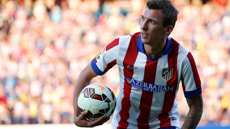 El delantero croata Mario Mandzukic ha dado sus primeros pasos como rojiblanco en el Calderón en su presentación oficial como nuevo punta colchonero.