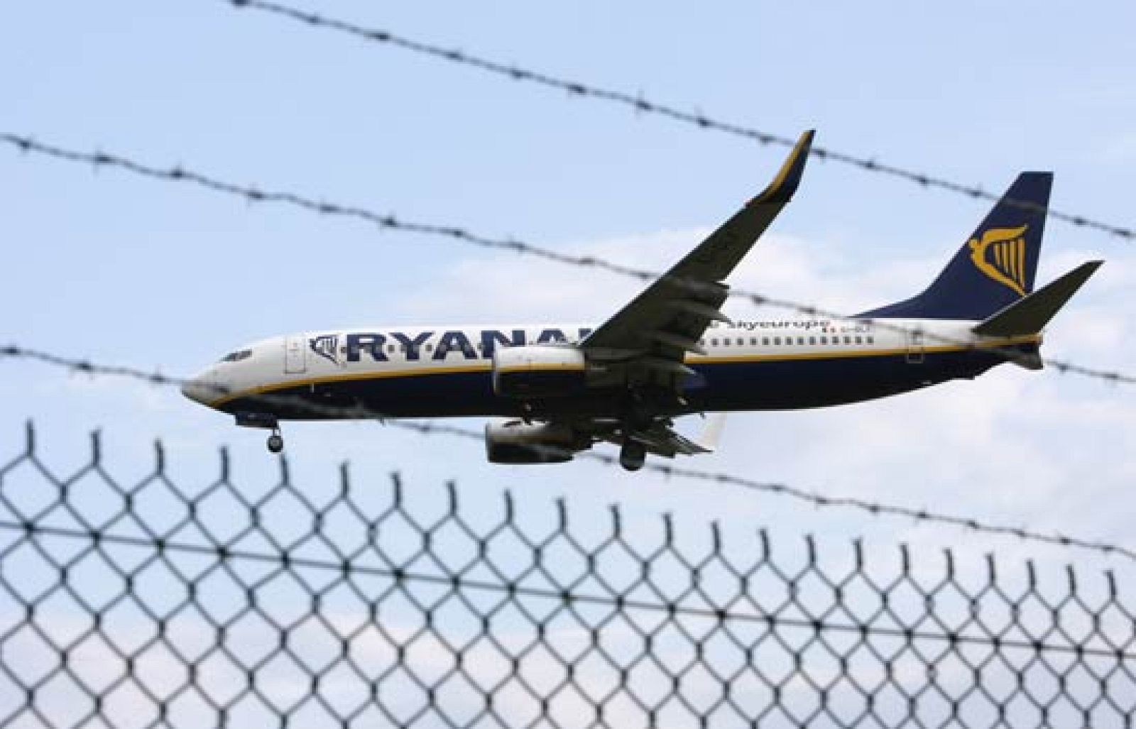 Un avión de Ryanair realiza un aterrizaje de emergencia en Limoges (Francia)