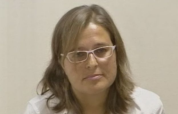  - Emocionada y sonriente