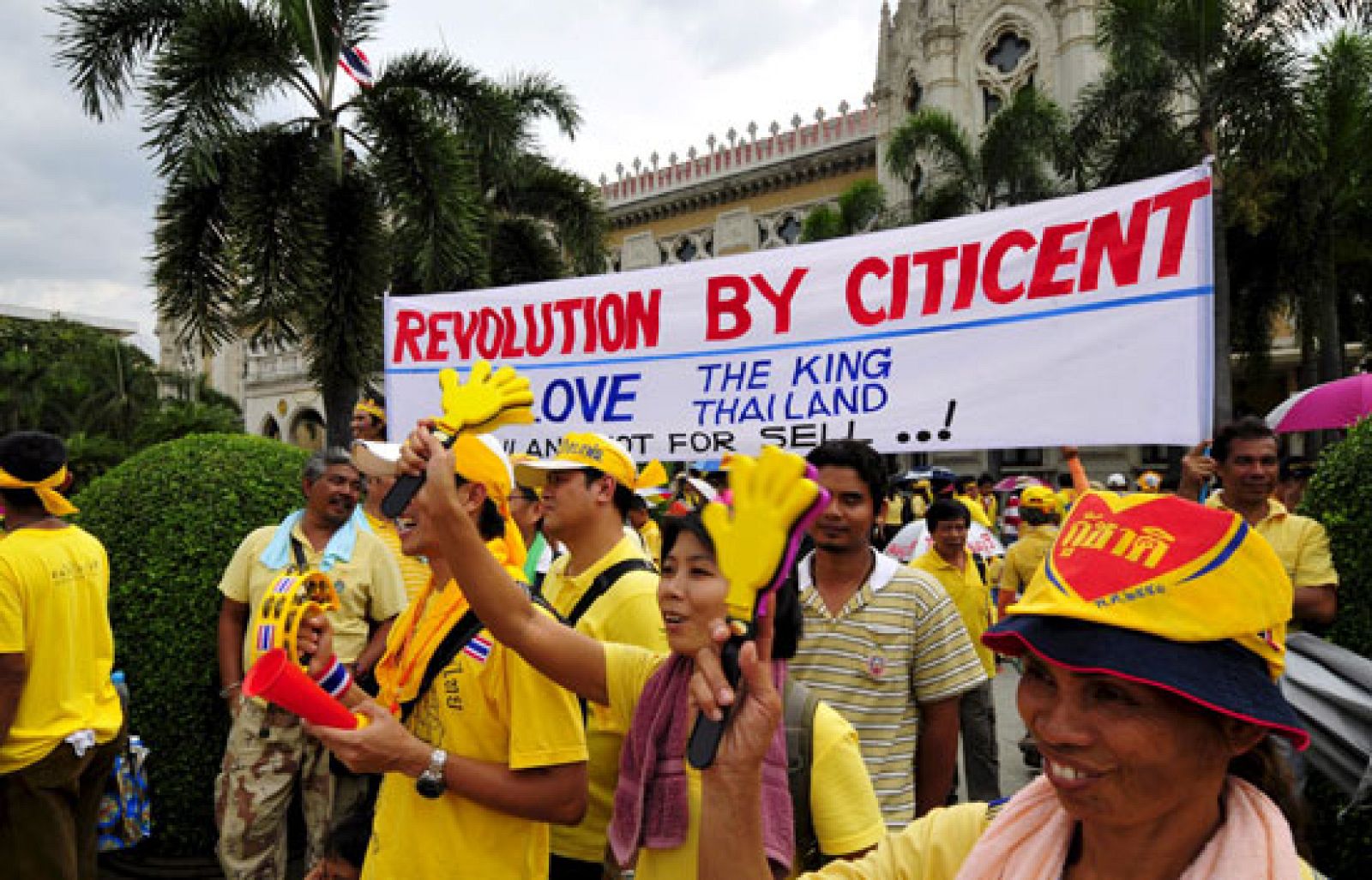 Miles de personas se han echado a las calles para pedir la dimisión del Gobierno del país. Los manifestantes han ocupado parte de las dependencias de la residencia del primer ministro y de tres ministerios.