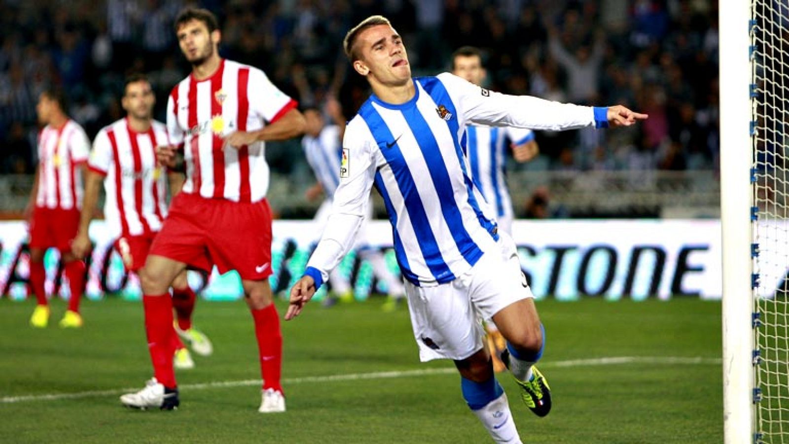 El delantero Antoine Griezmann ya es nuevo jugador del Atlético de Madrid, según ha confirmado el club rojiblanco en un comunicado. "El Atlético de Madrid y la Real Sociedad han llegado a un acuerdo para el traspaso de Antoine Griezmann (Mâcon, Franc