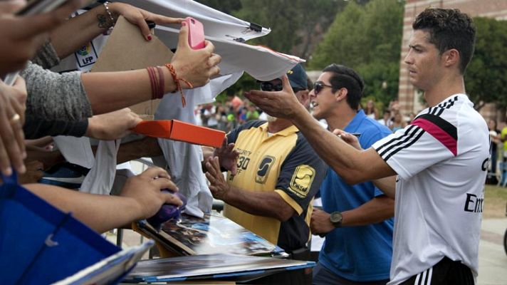 Telediario 1 - La llegada de Cristiano Ronaldo a la concentración desata la locura