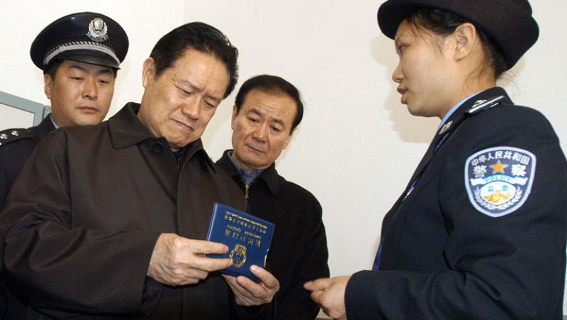 China investiga al exjefe de Seguridad y miembro del politburó Zhou Yongkan por corrupción