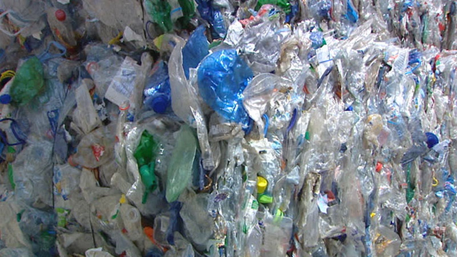 Los españoles reciclamos 370.000  toneladas de plásticos en los hogares durante 2013