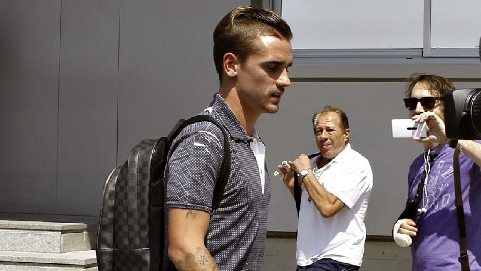 El delantero francés Antoine Griezmann firmó hoy su contrato como nuevo jugador del Atlético de Madrid para las próximas 6 temporadas, anunció el club madrileño. El futbolista francés pasó ayer reconocimiento médico en la clínica FREMAP de Majadahond