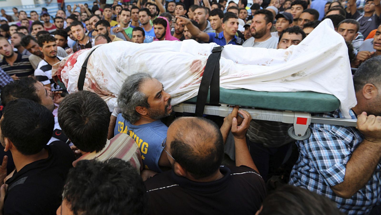 Los ataques israelíes a una escuela de la ONU y a un mercado siembran el horror en Gaza