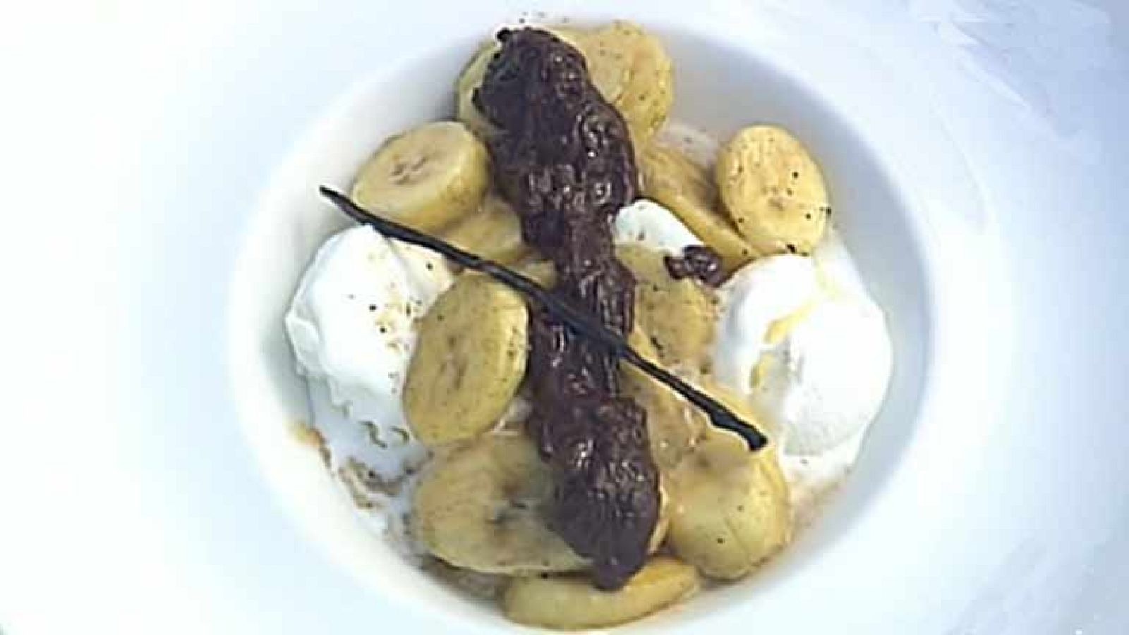 La mañana - Plátano a la vainilla con helado de nata y salsa de chocolate