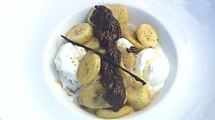 RTVE Cocina - Plátano con helado de nata y salsa de chocolate