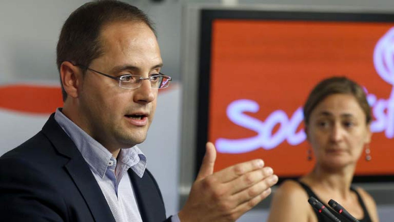 El PSOE atribuye el "mal resultado" en el CIS a una "anterior etapa" y el PP defiende el bipartidismo