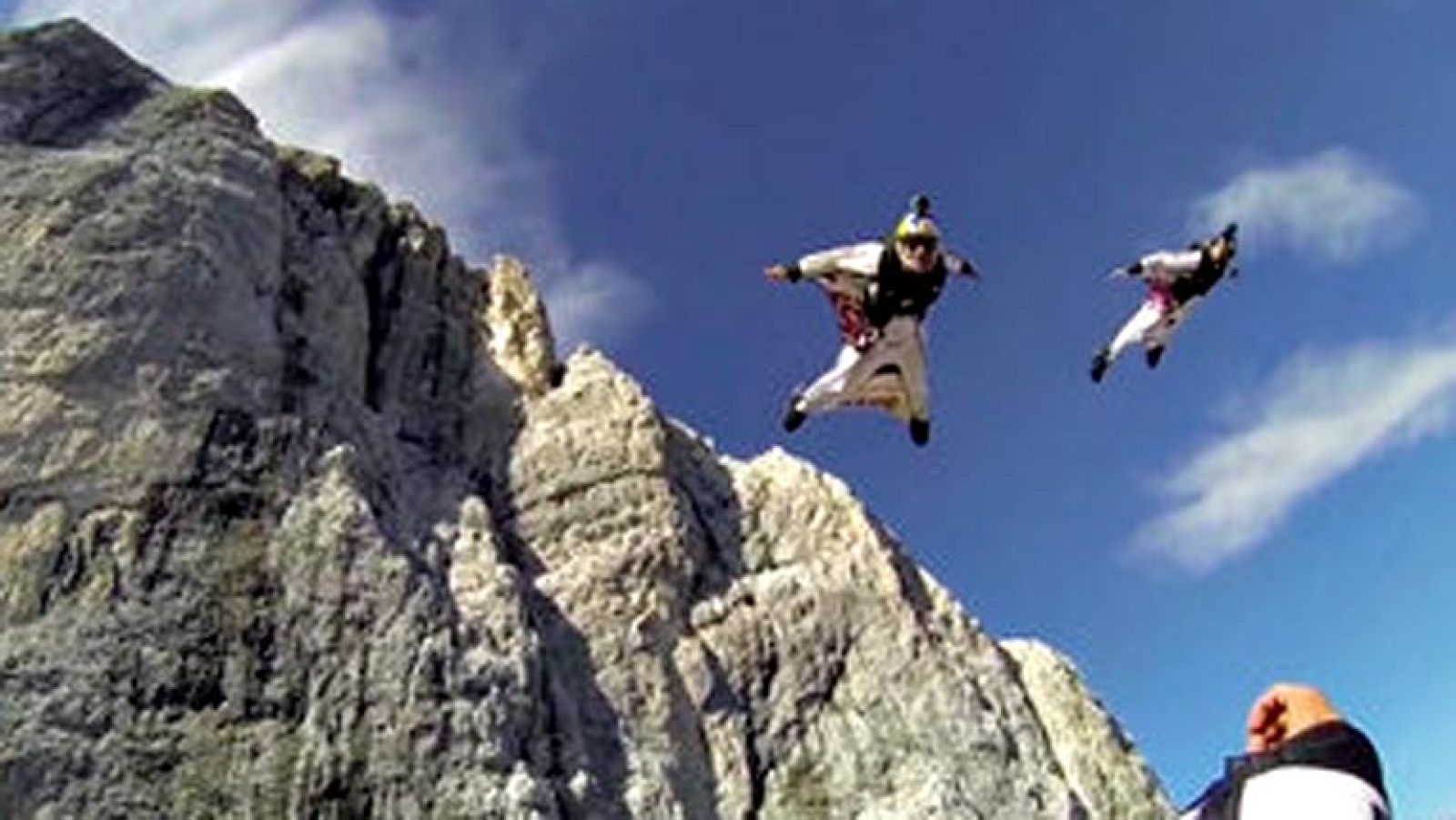 Homenaje a quienes intentan capturar con sus cámaras todos los detalles de esos saltos propios del wingsuit. Uno de estos es Noah Bahnson quien ha acompañado a los mejores hombres-pajaro del mundo, y lo ha hecho cargado con los muchos kilos de materi